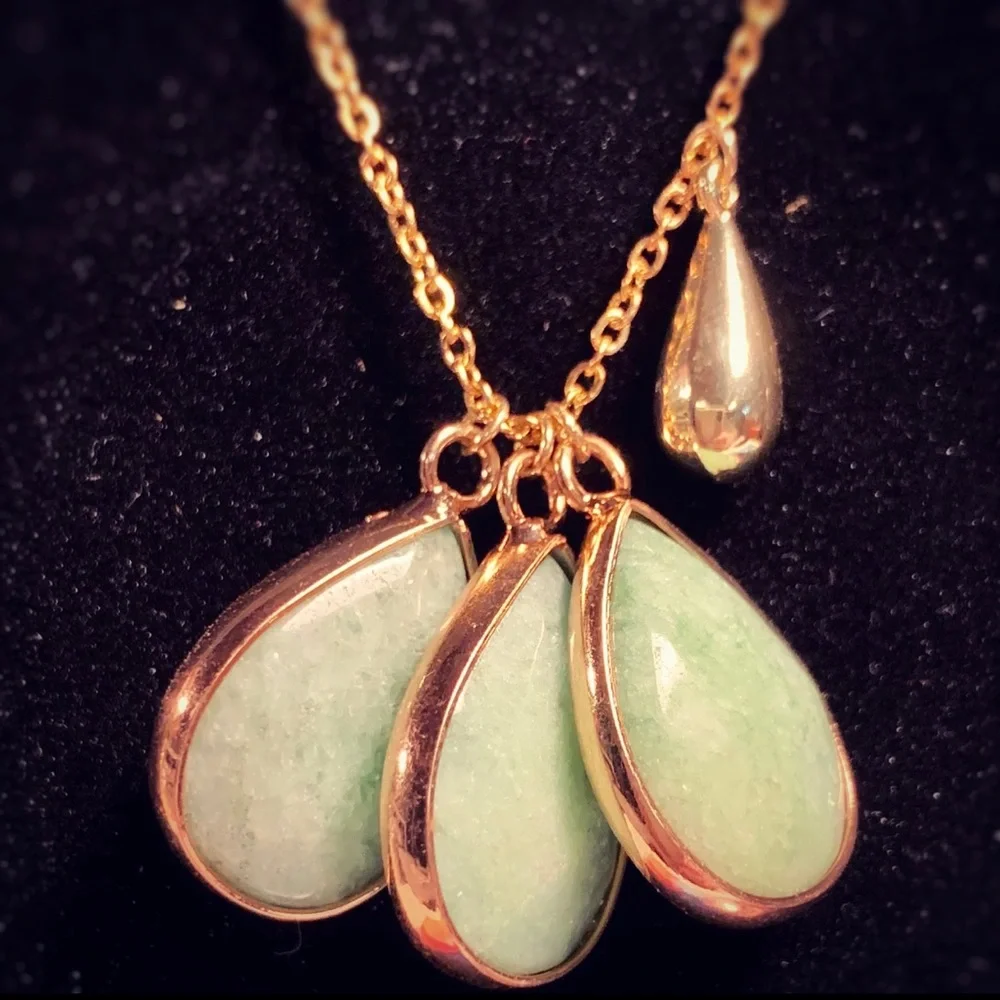 NEW Meghan Markle Inspired Genuine Aventurine Gemstone Pendant Goldtone Necklace - Picture 4 of 9